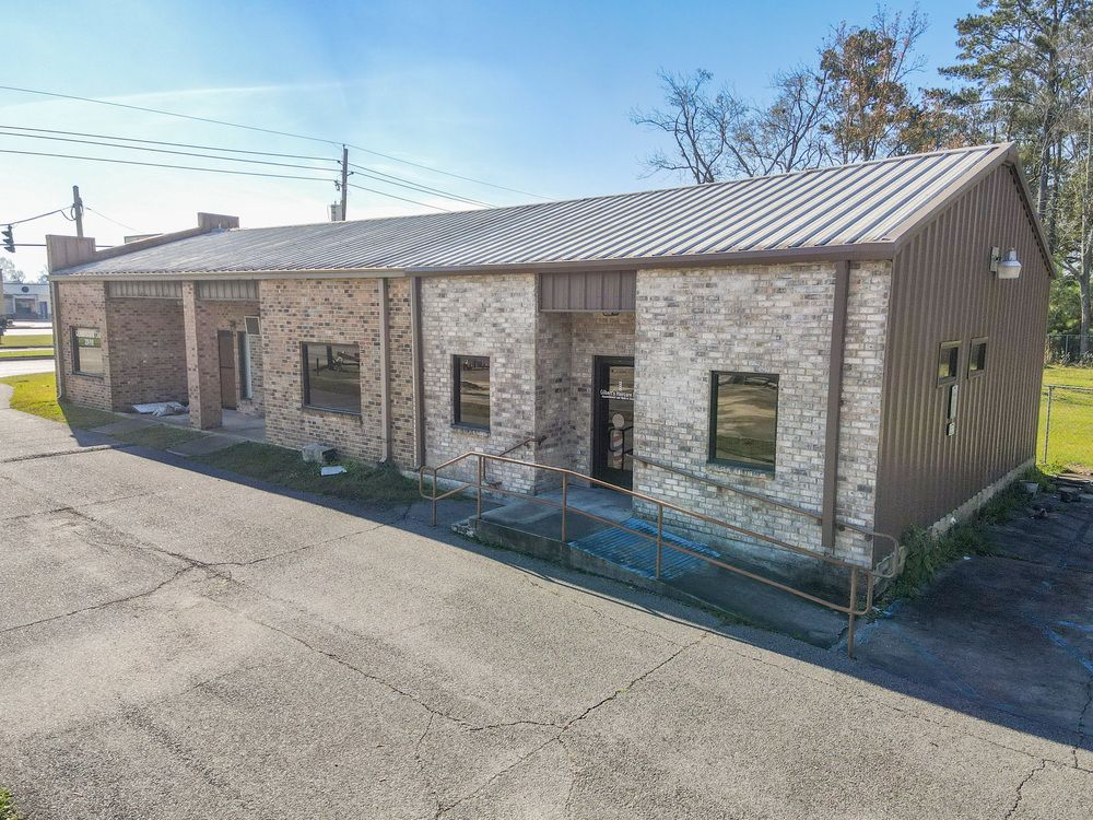 Bank Owned Standalone Retail Building on Greenwell Springs Rd : 9803 Greenwell Springs Rd, Baton Rouge, LA 70814